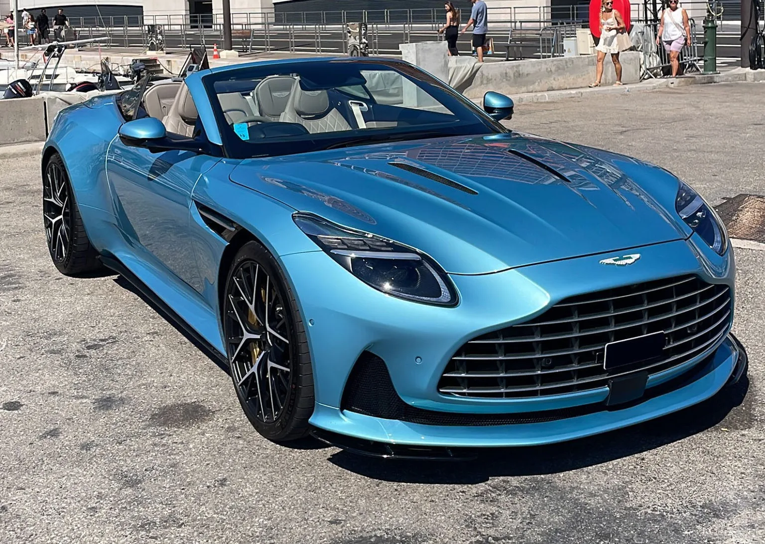 Aston Martin DB12 Volante